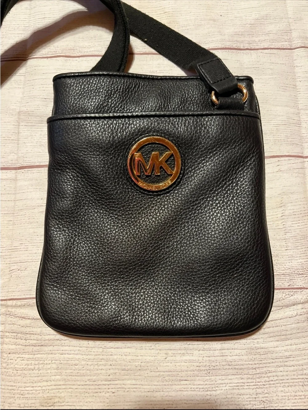 Michael Kors compact pebbled